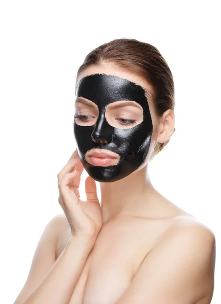 Lány fekete kozmetikai maszk arcon pózol — Stock Fotó