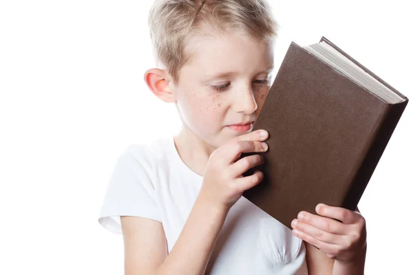 Μικρό αγόρι κοιτάζει κλειστό βιβλίο, πορτρέτο — Φωτογραφία Αρχείου