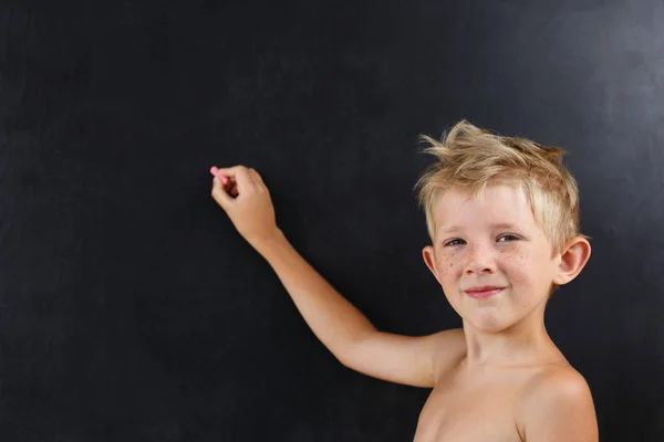 Niño pequeño sin una camiseta con puntos en el tablero vacío —  Fotos de Stock