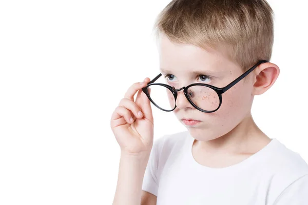 하얀 배경에 고립 된 안경을 쓴 어린이 — 스톡 사진