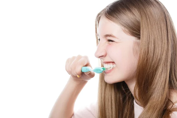 Ragazza che tiene uno spazzolino vicino alla bocca — Foto Stock