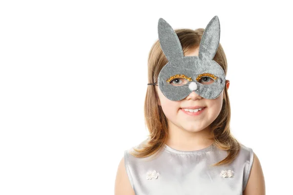 Dívka v králičí masce na bílém pozadí — Stock fotografie