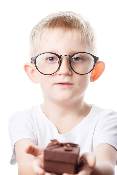 Little boy with a gift in hands — Stockfoto