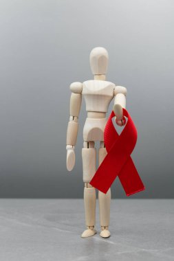 Tahta figür ve HIV kırmızı kurdelesi