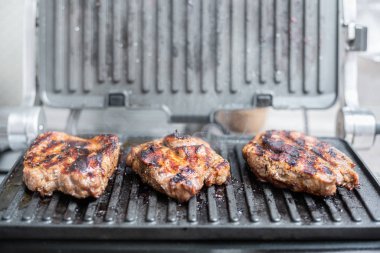 Izgarada meyve suyu bifteği.