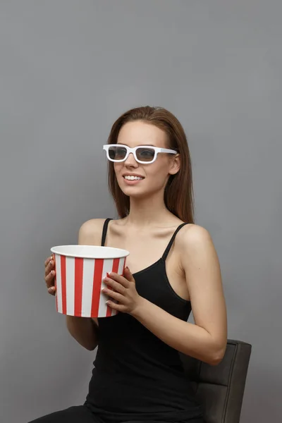 Izgalmas lány fehér 3D-s szemüvegben popcornnal — Stock Fotó
