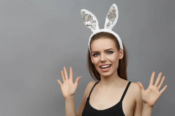 Jeune femme souriante aux oreilles de lapin — Photo