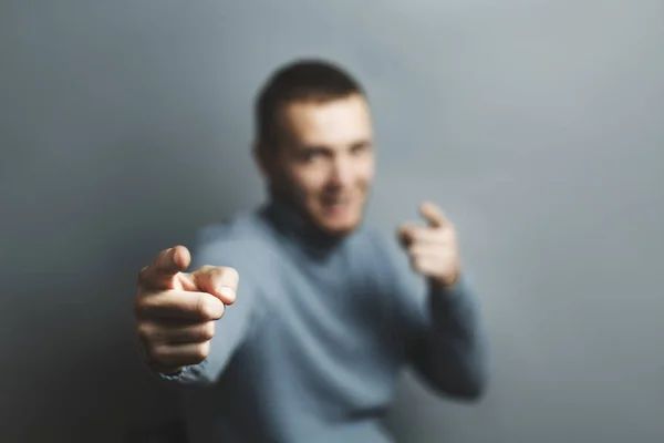 Man toont de wijsvingers van beide handen — Stockfoto