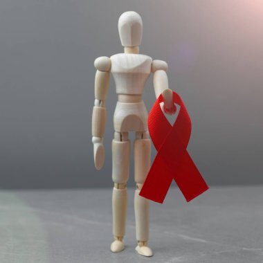Tahta figür ve HIV kırmızı kurdelesi