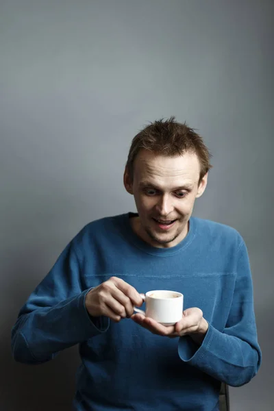 커피를 들고 미소짓는 남자 — 스톡 사진