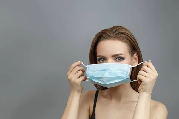 Menina bonita colocar em máscara médica — Fotografia de Stock