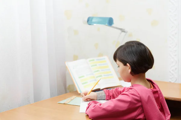 Linda colegiala estudiando en casa . — Foto de Stock