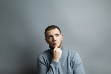 Adam nazikçe elini çenesine koydu.