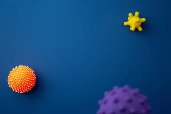 Abstract virus stam model op blauwe achtergrond. — Stockfoto