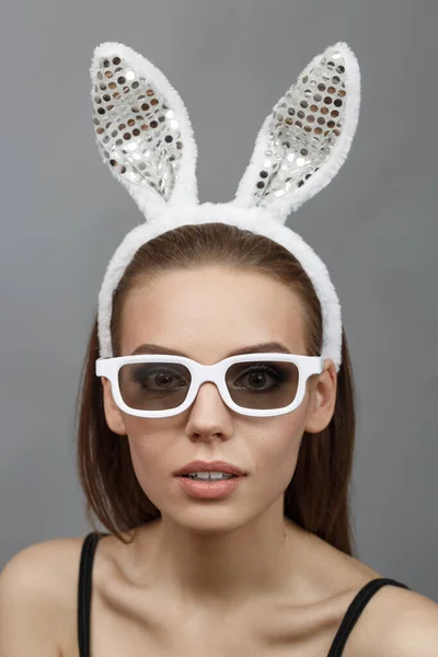 Kobieta z króliczymi uszami w białych okularach 3D — Zdjęcie stockowe