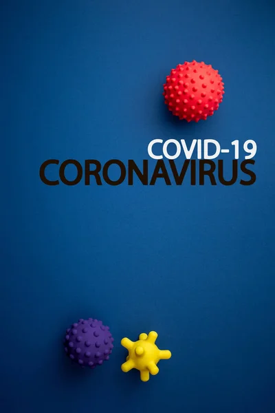 Modelo de cepa del virus abstracto sobre fondo azul . — Foto de Stock