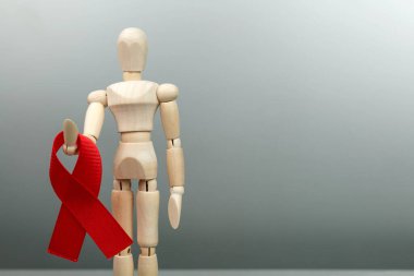 Tahta figür ve HIV kırmızı kurdelesi