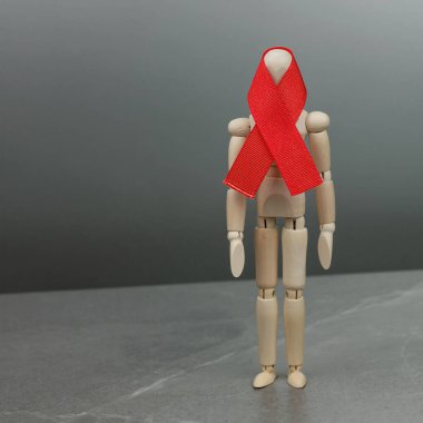 Tahta figür ve HIV kırmızı kurdelesi