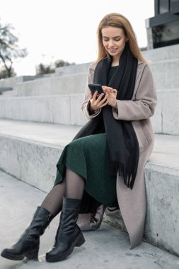 Akıllı telefondan mesaj yazan güzel kız..