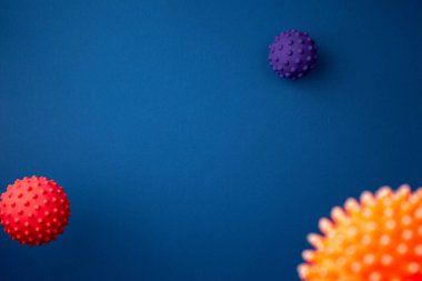 Mavi arkaplanda soyut virüs türü modeli.