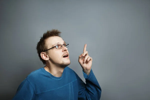 Man with glasses looks at the side — Stockfoto
