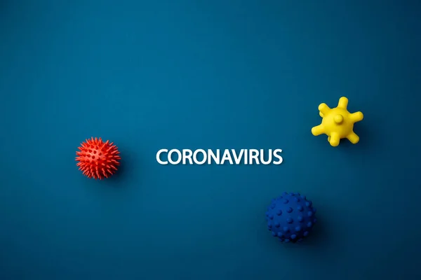 파란 배경에 나타나 있는 추상 바이러스 변종 모델. — 스톡 사진