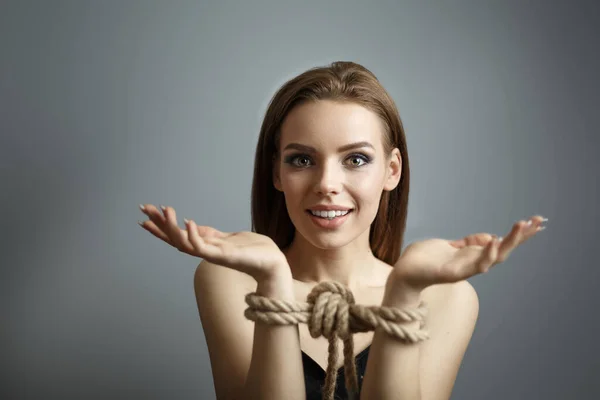 Garota bonita animado com as mãos amarradas com uma corda — Fotografia de Stock