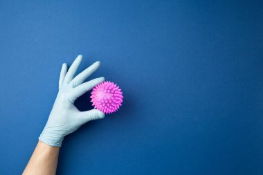 Steril eldiven verin. Virüs taklidi yapın.