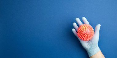 Steril eldiven verin. Virüs taklidi yapın.