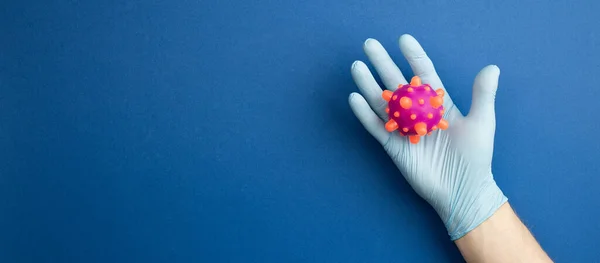 Kéz a kézben steril kesztyű tanulmányozza a modell a vírus — Stock Fotó