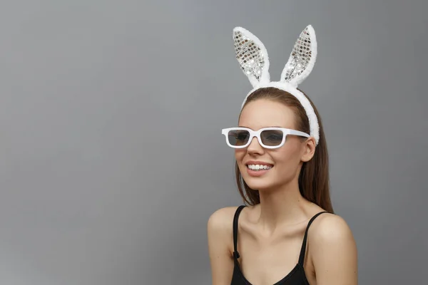 Tavşan kulaklı gülümseyen kadın — Stok fotoğraf