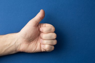 Sol el baş parmağını kaldırıyor..