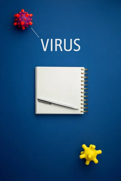 Notatnik z opisem i modelem szczepu abstrakcyjnego wirusa. — Zdjęcie stockowe
