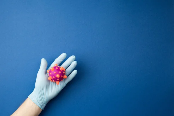 Kéz a kézben steril kesztyű tanulmányozza a modell a vírus — Stock Fotó