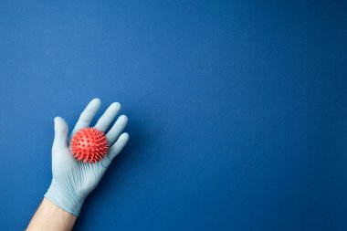 Steril eldiven verin. Virüs taklidi yapın.