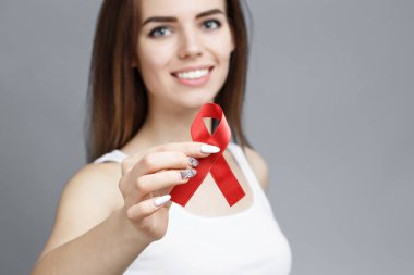Kırmızı AIDS bilinçlendirme şerit tutan eller