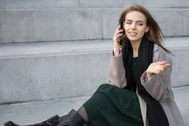 Güzel kız telefonda konuşuyor..