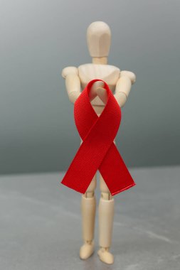Tahta figür ve HIV kırmızı kurdelesi