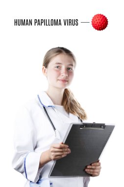 Elinde tabletle beyaz önlüklü doktor.