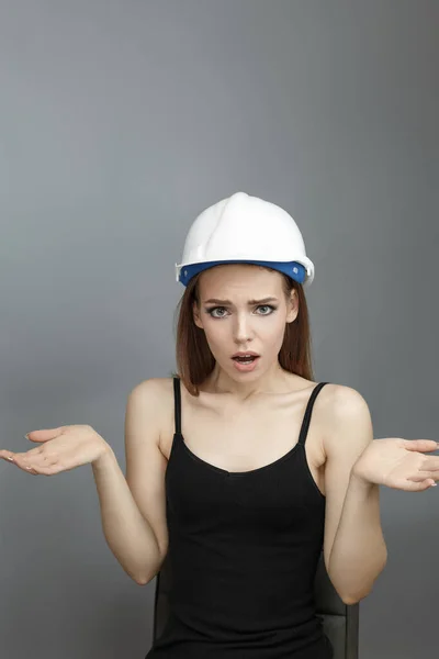 Jovem mulher em um capacete de construção branco — Fotografia de Stock