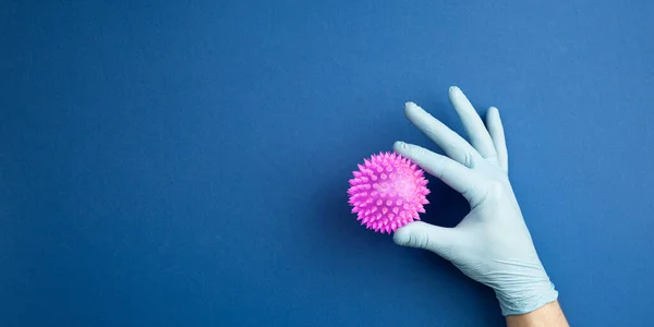 Hånd i sterile handske undersøgelser hån op af virus - Stock-foto