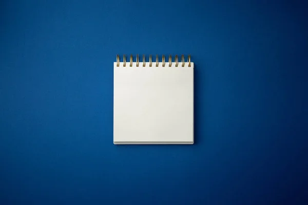 Spiraalvormige notitieblok op blauwe achtergrond. — Stockfoto