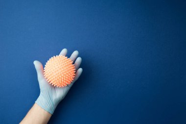 Steril eldiven verin. Virüs taklidi yapın.