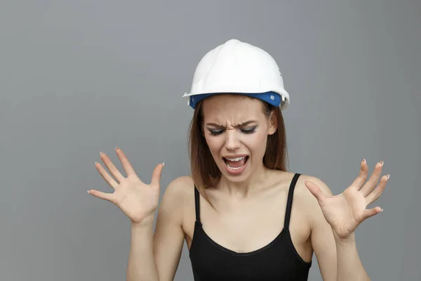 Jovem em um capacete de construção branco — Fotografia de Stock