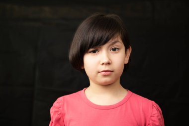 Küçük güzel bir kızın portresi..