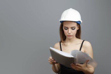 Beyaz miğferli genç kadın.