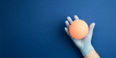 Steril eldiven verin. Virüs taklidi yapın.