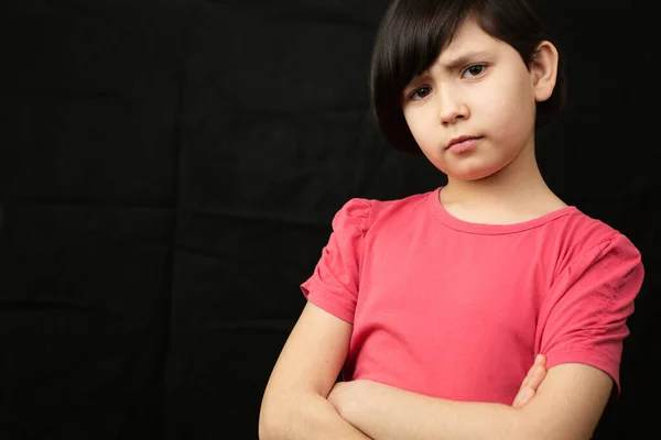 Niña con los brazos cruzados en el pecho . — Foto de Stock