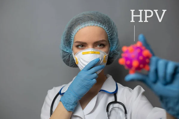 Hemşire soyut bir virüs modeli tutuyor..