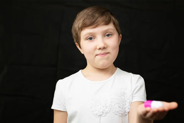 Meisje houdt een speelgoedpil. — Stockfoto